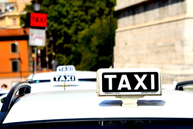 taxis-SALERNES-min_taxi_auto_rome_road_white-1051610